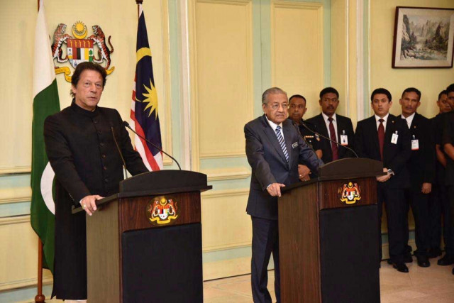 pm imran malaysian pm mahatir address joint press conference photo radio pakistan pm imran malaysian pm mahatir address joint press conference photo radio pakistan