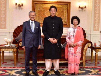 watch malaysia s first lady thrilled to hold pm imran s hand