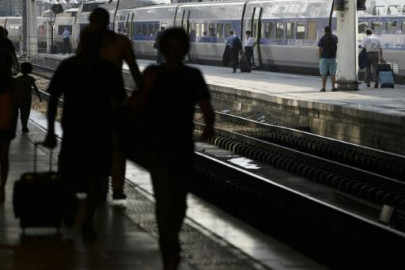 four friends jump in front of train in india