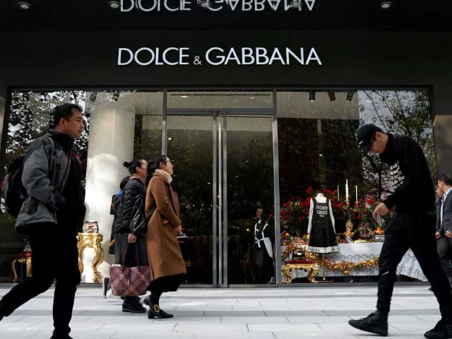 people walk past a dolce amp gabbana store at a shopping complex in shanghai china november 22 2018 reuters aly song people walk past a dolce amp gabbana store at a shopping complex in shanghai china november 22 2018 reuters aly song