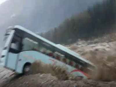 28 drown in india bus crash many of them children