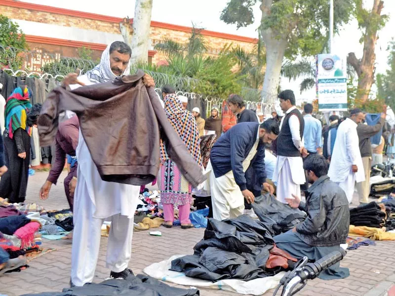 people buy winter clothing in islamabad as the weather turns cold photo express people buy winter clothing in islamabad as the weather turns cold photo express