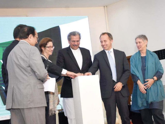 minister for federal education shafqat mahmood and british hc thomas drew launch pak uk education gateway photo express minister for federal education shafqat mahmood and british hc thomas drew launch pak uk education gateway photo express