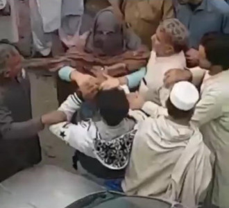 watch peshawar girl students thrash harassers at busy market watch peshawar girl students thrash harassers at busy market