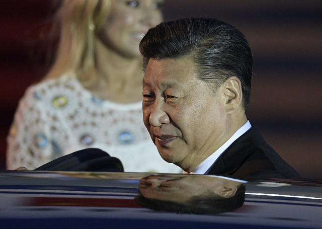 china 039 s president xi jinping welcomed by an honour guard upon arrival at ezeiza international airport in buenos aires province on november 29 2018 photo afp