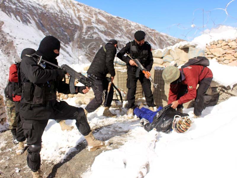 policemen brave extreme weather for anti terror exercise in chitral