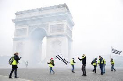 yellow vest protesters battle riot police in paris 81 arrested yellow vest protesters battle riot police in paris 81 arrested