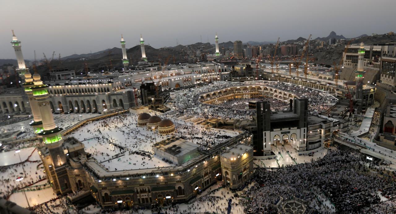 muslims pray at the grand mosque during the annual haj pilgrimage in makkah saudi arabia photo reuters