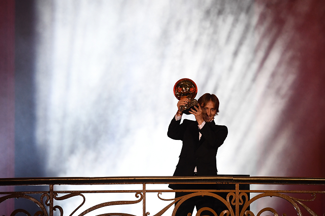 real madrid 039 s croatian midfielder luka modric brandishes the trophy after receiving the 2018 fifa men 039 s ballon d 039 or award for best player of the year photo afp real madrid 039 s croatian midfielder luka modric brandishes the trophy after receiving the 2018 fifa men 039 s ballon d 039 or award for best player of the year photo afp