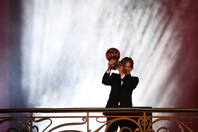 real madrid 039 s croatian midfielder luka modric brandishes the trophy after receiving the 2018 fifa men 039 s ballon d 039 or award for best player of the year photo afp