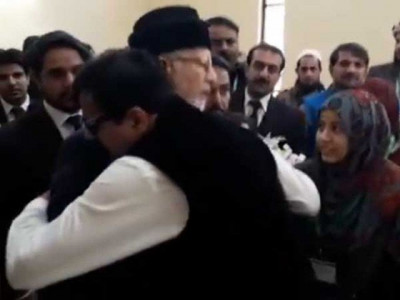 model town vandal gullu butt hugs tahirul qadri in sc premises model town vandal gullu butt hugs tahirul qadri in sc premises