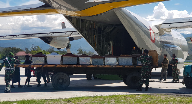 indonesian military officers load coffins into a carrier aircraft in wamena papua province on december 6 2018 photo afp indonesian military officers load coffins into a carrier aircraft in wamena papua province on december 6 2018 photo afp