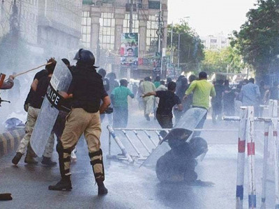 police baton charge protesting port qasim employees in karachi police baton charge protesting port qasim employees in karachi