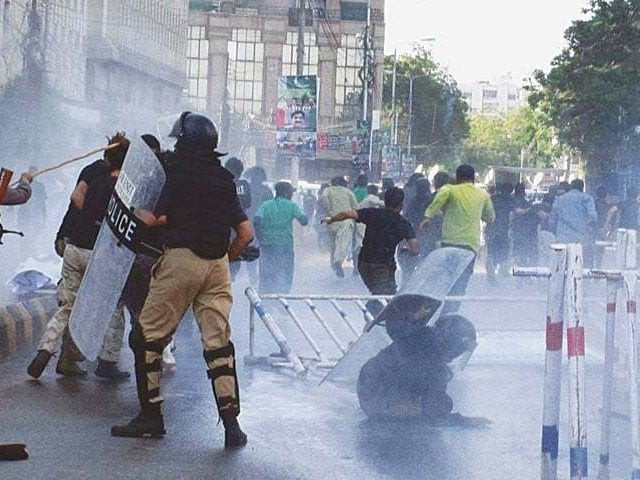 authorities resort to baton charge and water canons against protesters in karachi photo express authorities resort to baton charge and water canons against protesters in karachi photo express