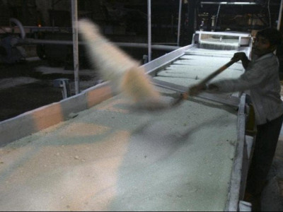 govt warned against yielding to mill owners pressure