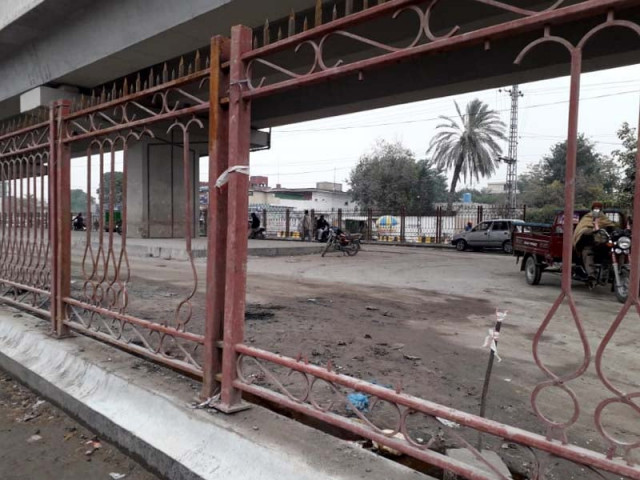 a view of broken grill on brt route photo express