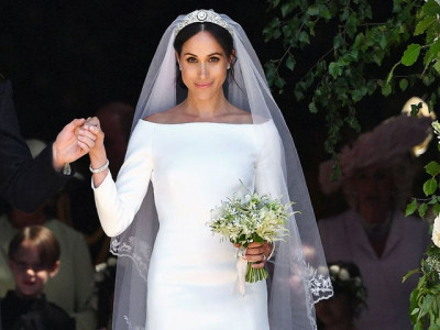 meghan markle presents fashion award to wedding dress designer