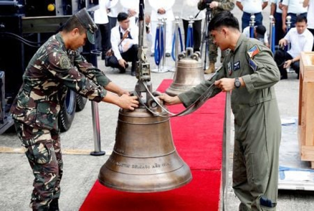 philippine air force personnel unload the bells of balangiga after their arrival at villamor air base in pasay metro manila philippines photo reuters philippine air force personnel unload the bells of balangiga after their arrival at villamor air base in pasay metro manila philippines photo reuters
