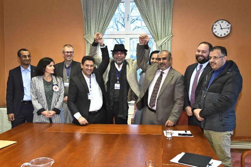 representatives of the huthi rebel delegation l and of the yemeni government 039 s delegation r posed for a picture with un delegates photo afp