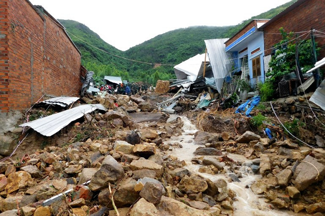 damaged houses and debris are seen following flash floods and landslides in the phuoc dong commune of central vietnam 039 s khanh hoa province on november 18 2018 photo afp