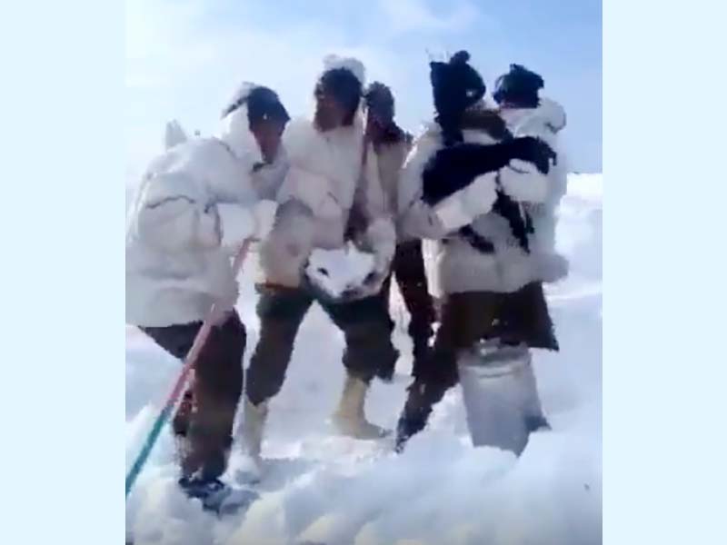 video of indian troops stationed on siachen glacier moving to the beat goes viral photo twitter omarquraishi