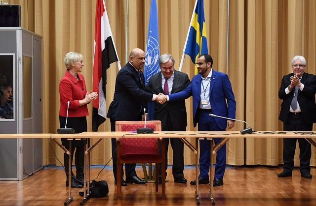 yemen 039 s foreign minister khaled al yamani and rebel negotiator mohammed abdelsalam shake hands under the eyes of united nations secretary general antonio guterres sweden 039 s minister for foreign affairs margot wallstr m and un special envoy to yemen martin griffiths during peace consultations taking place at johannesberg castle in rimbo north of stockholm sweden on december 13 2018 photo afp yemen 039 s foreign minister khaled al yamani and rebel negotiator mohammed abdelsalam shake hands under the eyes of united nations secretary general antonio guterres sweden 039 s minister for foreign affairs margot wallstr m and un special envoy to yemen martin griffiths during peace consultations taking place at johannesberg castle in rimbo north of stockholm sweden on december 13 2018 photo afp