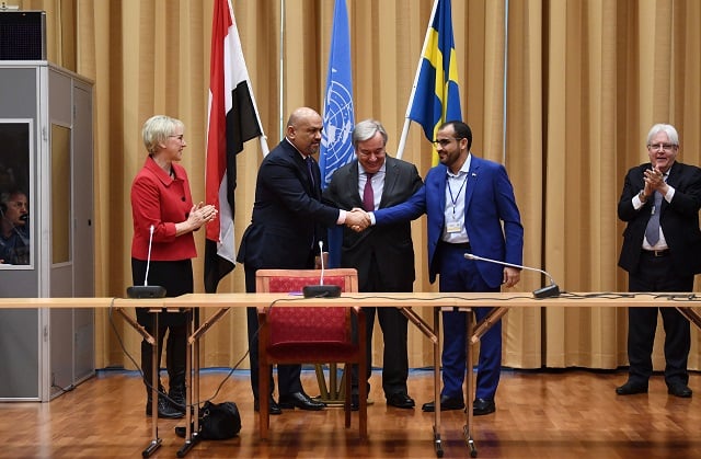 yemen 039 s foreign minister khaled al yamani and rebel negotiator mohammed abdelsalam shake hands under the eyes of united nations secretary general antonio guterres sweden 039 s minister for foreign affairs margot wallstr m and un special envoy to yemen martin griffiths during peace consultations taking place at johannesberg castle in rimbo north of stockholm sweden on december 13 2018 photo afp