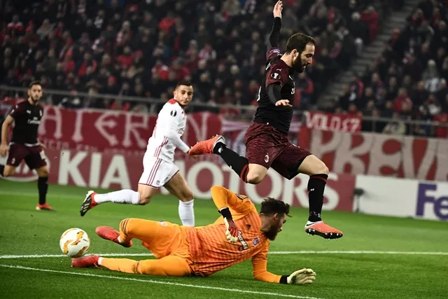 milan 039 s gonzalo higuain avoids the tackled of olympiacos goalkeeper jose sa during the uefa europa league football match between olympiakos piraeus and ac milan at the karaiskaki stadium in piraeus photo afp milan 039 s gonzalo higuain avoids the tackled of olympiacos goalkeeper jose sa during the uefa europa league football match between olympiakos piraeus and ac milan at the karaiskaki stadium in piraeus photo afp