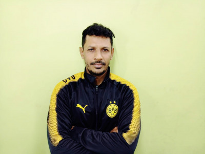 this man has started walking from karachi to dadu to break a national record this man has started walking from karachi to dadu to break a national record