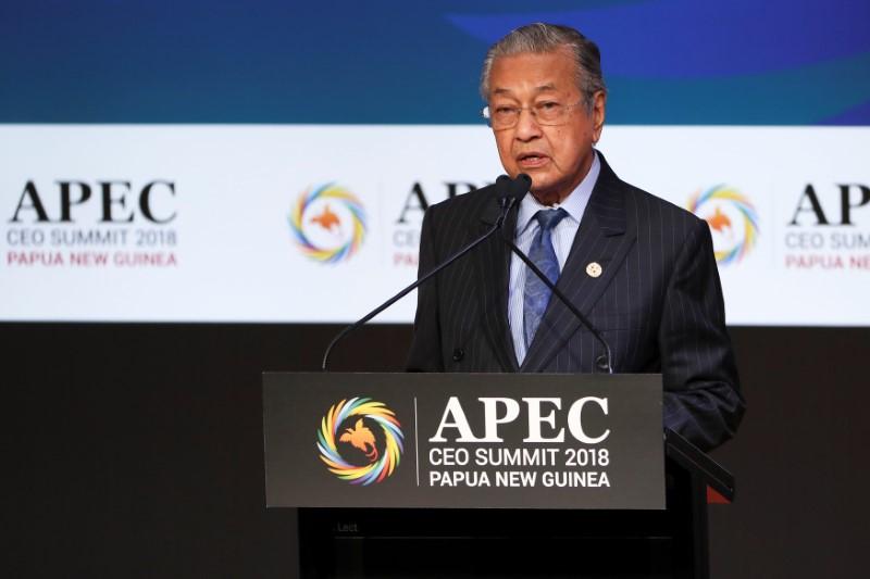 malaysia prime minister mahathir mohamad speaks during the apec ceo summit 2018 at the port moresby papua new guinea photo reuters