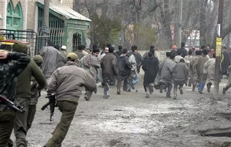 indian occupying forces chase kashmiri protesters photo reuters indian occupying forces chase kashmiri protesters photo reuters