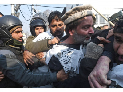 indian police arrest hurriyat leaders in iok as protests intensify indian police arrest hurriyat leaders in iok as protests intensify
