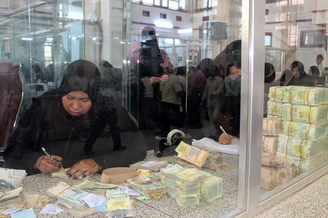 yemeni bank tellers count money at the central bank of aden photo afp yemeni bank tellers count money at the central bank of aden photo afp