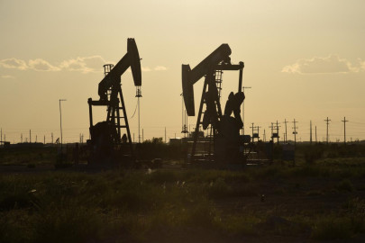 oil drops 4 on oversupply equities sell off