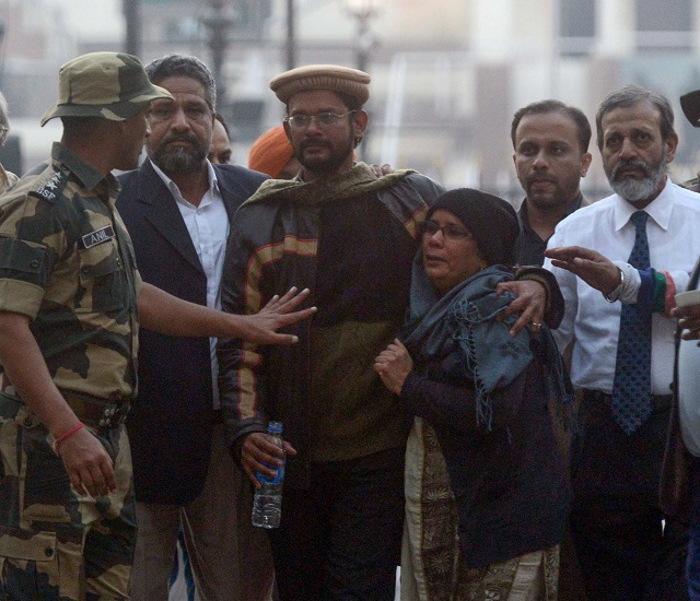 released indian prisoner hamid ansari c accompanied by his mother fauzia ansari 5l father nehal ansari 3r and brother dr khalid ansari 4r arrives at the india pakistan wagah border on december 18 2018 photo afp