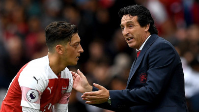 arsenal s emery dodges questions on ozil s future