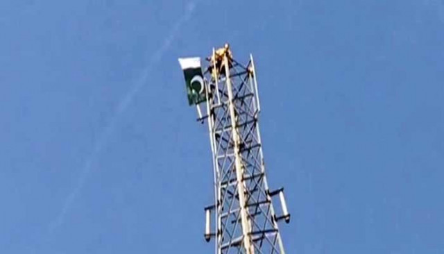 comedian shafaat ali saves the day by convincing the man to climb down in pm imran 039 s voice over phone screengrab comedian shafaat ali saves the day by convincing the man to climb down in pm imran 039 s voice over phone screengrab