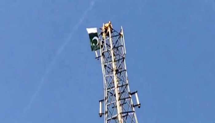 suicidal man climbs atop islamabad cellphone tower demands to be made pm