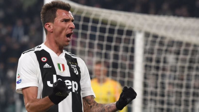 mandzukic on target as juventus pile misery on roma