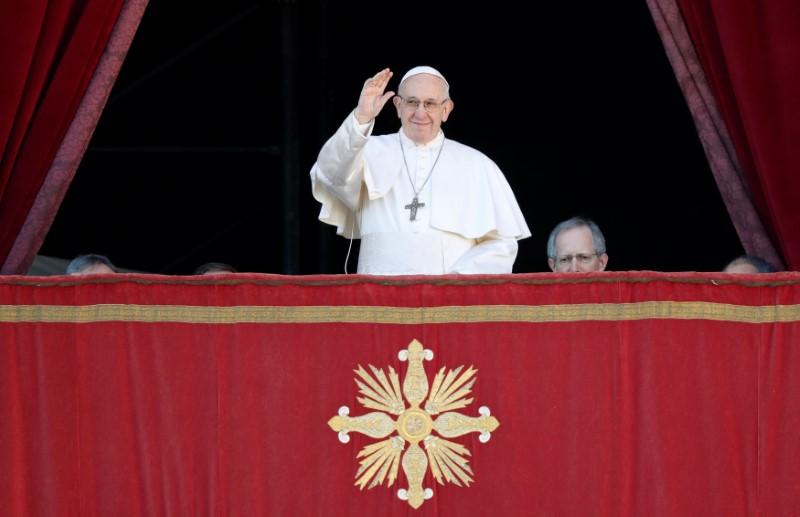 pope francis waves as he arrives to deliver the quot urbi et orbi quot message from the main balcony of saint peter 039 s basilica at the vatican photo reuters