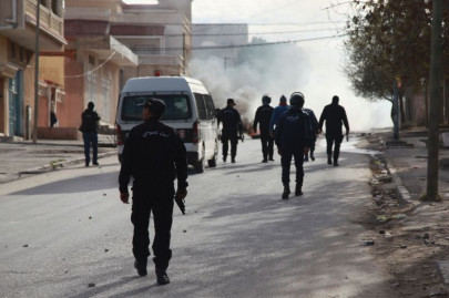 tunisians clash with police after journalist sets himself ablaze