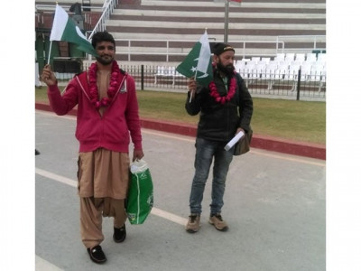 indian authorities hand over two pakistani prisoners at wagah border