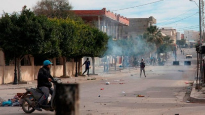 protests erupt in tunisia after journalist sets himself on fire
