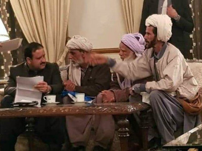 pm imran s praise of cm buzdar on photo with villagers stirs social media debate pm imran s praise of cm buzdar on photo with villagers stirs social media debate