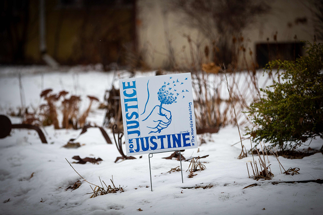 a memorial for justine damond is seen near the alleyway were she was found dead in minneapolis minnesota on december 28 2018 photo afp a memorial for justine damond is seen near the alleyway were she was found dead in minneapolis minnesota on december 28 2018 photo afp