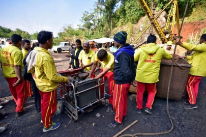 divers hunt flooded indian mine for missing men divers hunt flooded indian mine for missing men