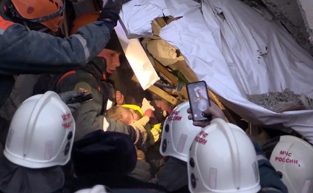 russian rescuers have been forced to temporarily halt the search for dozens of missing people in the rubble of a collapsed high rise apartment block as the building risked crumbling further officials said on january 1 2019 with the incident claiming at least seven lives photo afp