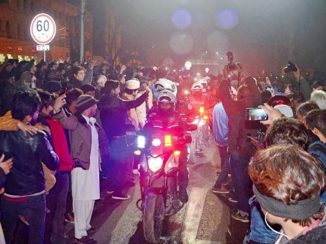 dolphin force squad passes through the mall during new year s celebration photo online dolphin force squad passes through the mall during new year s celebration photo online