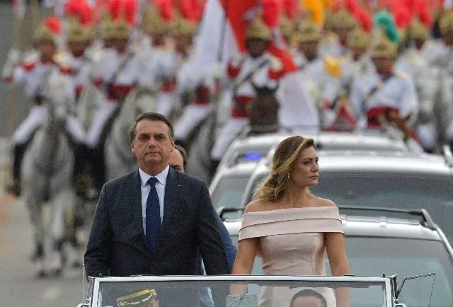 the presidential convoy led by brazil 039 s president elect jair bolsonaro l and his wife michelle bolsonaro in a rolls royce heads to the national congress for his swearing in ceremony in brasilia on january 1 2019 photo afp the presidential convoy led by brazil 039 s president elect jair bolsonaro l and his wife michelle bolsonaro in a rolls royce heads to the national congress for his swearing in ceremony in brasilia on january 1 2019 photo afp