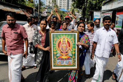 indian police fire tear gas at protesters after women enter temple indian police fire tear gas at protesters after women enter temple